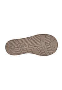 Semelle de chaussure en caoutchouc marron avec un motif texturé, comprenant des rainures et une grande zone de FLEX, étiquetée avec le nom de la marque et la taille 22.