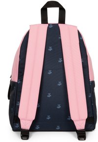 Mochila con correas de hombro de tela rosa y cuerpo azul marino, con un patrón sutil de pequeños emblemas. Acabado texturizado, materiales duraderos.