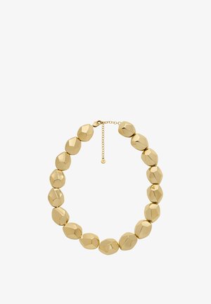 Collar tono dorado que presenta cuentas facetadas y redondeadas dispuestas en un patrón simétrico. Cierre de cadena ajustable con una pequeña etiqueta.