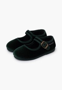 Scarpe Mary Jane in velluto verde scuro con punta arrotondata, una fascia con una fibbia in ottone e una morbida fodera interna. Suola in gomma a profilo basso.