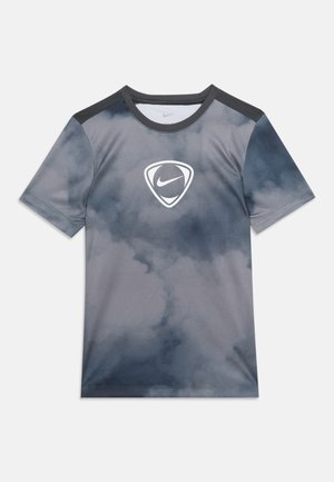 Kortærmet sportstrøje i grå og sort tie-dye med rund hals og hvidt Nike-logo inde i en skjoldform på brystet.