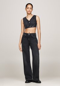 Svart denim crop top med V-hals og frontknapper, kombinert med vide svarte denim jeans med subtile pynt.