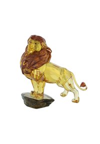 Figurina di leone in cristallo sfaccettato con corpo giallo e criniera marrone, posata su una base di roccia grigio scuro.