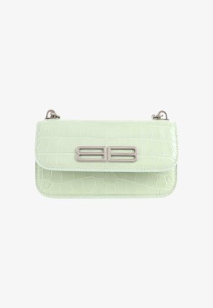 Sac à main rectangulaire vert clair avec texture crocodile, fermoir double B en métal argenté et attaches courtes en chaîne aux coins supérieurs.