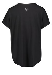 Svart t-shirt med lös passform, korta ärmar, rundad halsringning och en liten vit logotyp på baksidan nära kragen. Mjuk tygtextur.