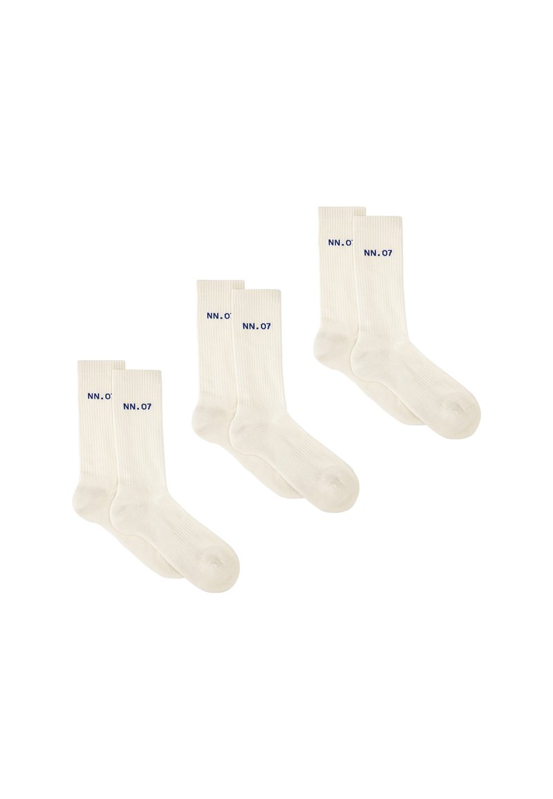 Calzini di cotone bianchi a costine, con stampa blu "NN. 07," di lunghezza standard e texture liscia. La confezione include tre coppie.