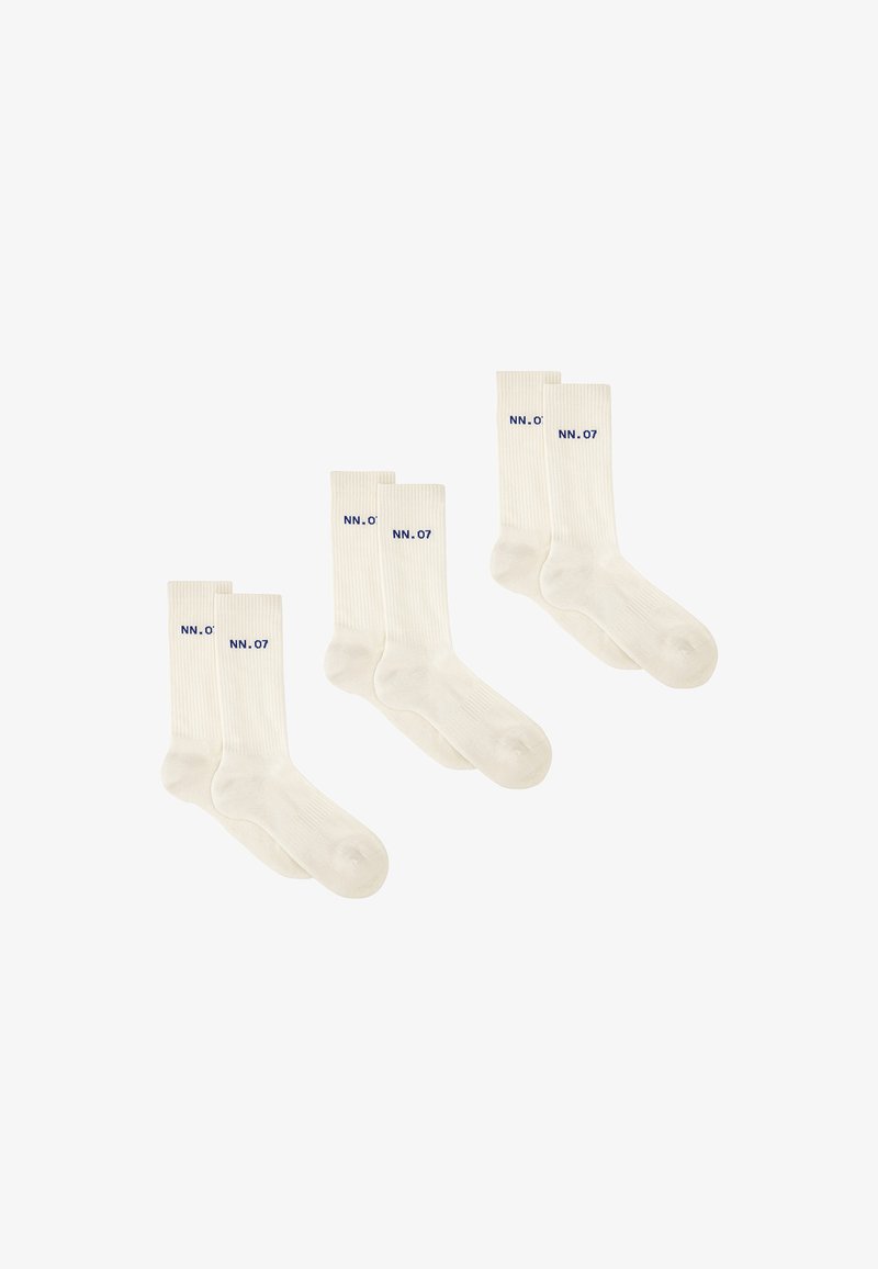 Calzini di cotone bianchi a costine, con stampa blu "NN. 07," di lunghezza standard e texture liscia. La confezione include tre coppie.