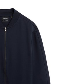 Giacca bomber navy in tessuto liscio, con chiusura a zip frontale, colletto a costine e design minimalista senza motivi visibili.