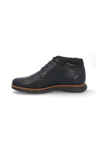 Botas de tobillo de cuero negro con acabado suave, punta redonda, diseño de cordones y suela de goma marrón. Presentan un suave cuello acolchado.
