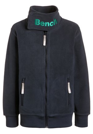 Veste polaire bleu marine zippée avec col montant, poches zippées et logo vert "Bench" brodé sur le col.