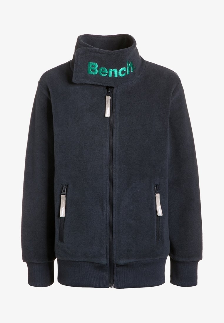 Veste polaire bleu marine zippée avec col montant, poches zippées et logo vert "Bench" brodé sur le col.