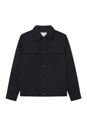 Giubbotto nero con collo a camicia, due tasche sul petto e due tasche laterali, caratterizzato da un tessuto testurizzato e chiusure a bottone.