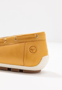 Tamaris WOMS SLIP-ON - Bootsschuh - sun