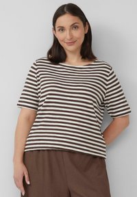 Gestreiftes, kurzärmliges T-Shirt in Dunkelbraun und Weiß. Runder Ausschnitt, lockere Passform, weicher Baumwollstoff. Kombiniert mit braunen, strukturierten Hose.