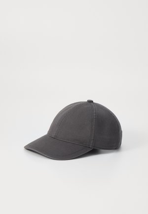 Graue Baumwoll-Baseballmütze mit einem gebogenen Schirm, sechsteiligem Design und einer strukturierten Oberfläche. Verfügt über ein kleines Knopfdetail oben.