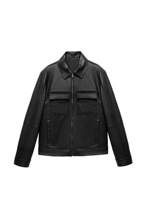 Schwarze Lederjacke mit kragenförmigem Ausschnitt, durchgehendem Reißverschluss und zwei Brusttaschen mit flachen Klappen. Glatte Textur und taillierte Form.