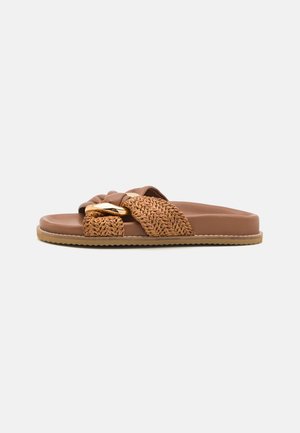 Chinelo castanho com detalhe de tiras entrelaçadas, um acento em tom dourado, sola plana e material texturizado para melhor aderência.