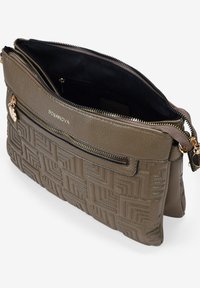 Bolso de piel gris con textura estampada, con cierre de cremallera, acentos en hardware dorado y un interior espacioso.