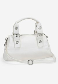 Bolso blanco con doble asa corta, detalles en metal plateado y correa de hombro desmontable. Textura suave y cierre con cremallera.
