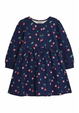 Marineblå kjole med lange ærmer og en indsnøring ved taljen, med kirsebærprint i pink og grøn. Knappelukning med trykknapper ved halsudskæringen. Fremstillet i bomuldsblanding.