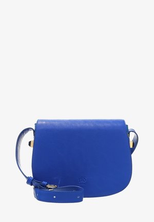 Bolso bandolera de cuero azul con correa ajustable, base redondeada y logo sutilmente grabado en relieve en el centro frontal.