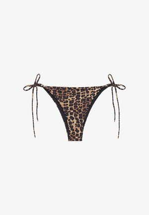 Nízke bikinové nohavičky s leopardím vzorom a nastaviteľnými bočnými šnúrkami na jednoduchom bielom pozadí.