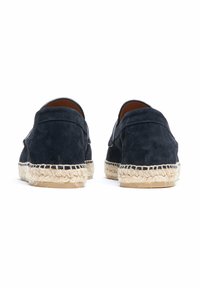 Espadrillas in suede blu navy con suole in juta intrecciata, schienale arrotondato e dettagli di cucitura minimi. Texture morbida, progettate per un uso informale.