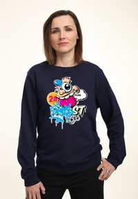 Felpa blu navy con una grafica colorata che presenta un cane da cartoon, testo e design graffiti; materiale in cotone con maniche lunghe e scollatura a girocollo.