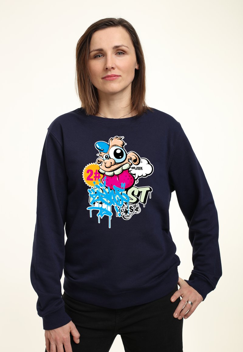 Felpa blu navy con una grafica colorata che presenta un cane da cartoon, testo e design graffiti; materiale in cotone con maniche lunghe e scollatura a girocollo.