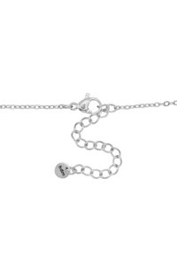 Bracciale in argento con chiusura a moschettone, caratterizzato da un ciondolo rotondo con incisione. I link sono lisci con una finitura lucida.