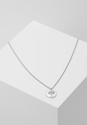 Silberne Halskette mit einem runden Anhänger, der ein Baummotiv zeigt. Die Kette ist aus feinen, glatten Gliedern gefertigt, und die gesamte Oberfläche ist poliert.