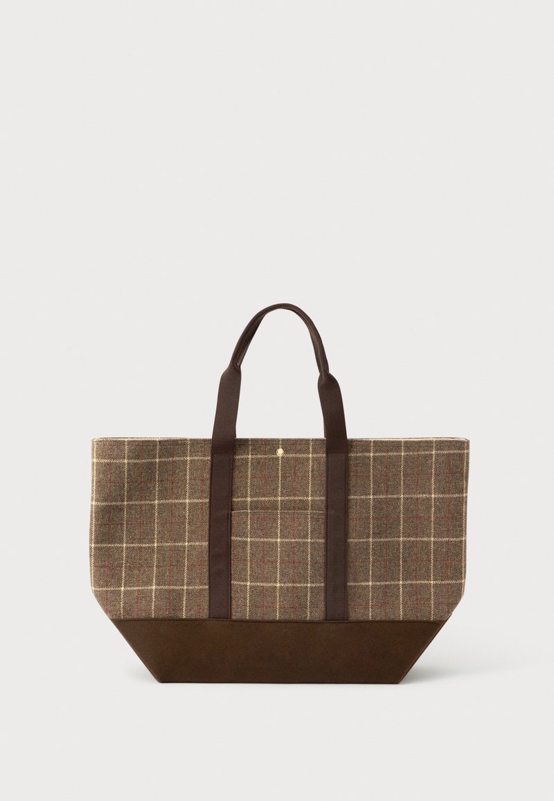 Καφέ και μπεζ καρό τσάντα ώμου με σκούρο καφέ βάση και λαβές, όρθια σε λευκό φόντο.