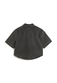 Graues kurzärmliges Denimhemd mit Kragen, abgerundhem Saum und sichtbaren Nähten. Verfügt über ein kleines Logo über der hinteren Naht.