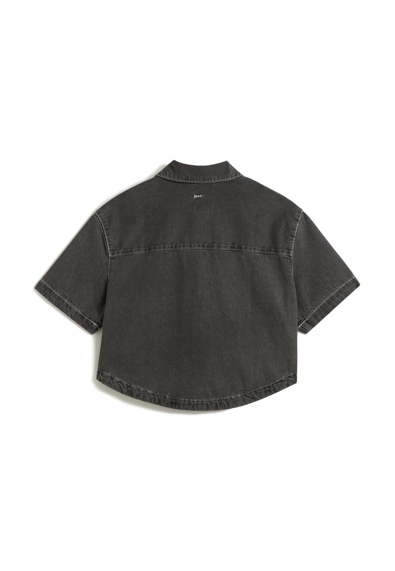 Grijze spijkerblouse met korte mouwen, een kraag, een afgeronde zoom en zichtbare stiksels. Heeft een klein logo boven de achternaad.