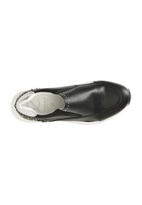 Černá nazouvací bota s hladkým koženým svrškem, bílou podrážkou a dekorativními cvočky po stranách. Kulatá špička a polstrovaná stélka.