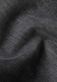 Tela negra texturizada con un brillo sutil, que presenta un tejido liso, ligeramente elástico y fibras visibles que crean un patrón fino.