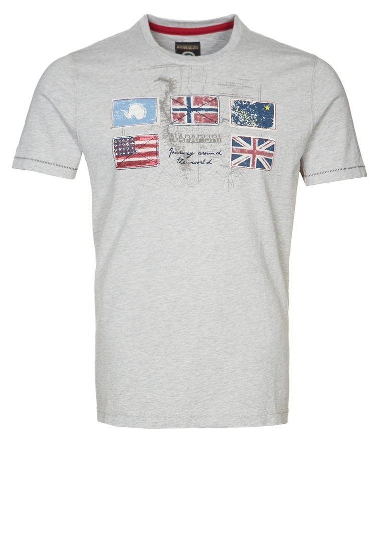 Camiseta de algodón gris con múltiples banderas de países impresas en el frente, con detalles en negro, azul, rojo y blanco. Cuello redondo y mangas cortas.