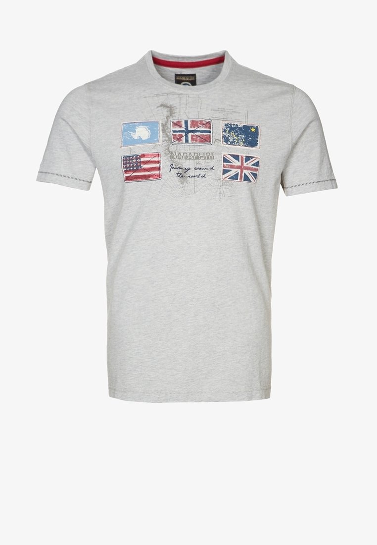 Camiseta de algodón gris con múltiples banderas de países impresas en el frente, con detalles en negro, azul, rojo y blanco. Cuello redondo y mangas cortas.