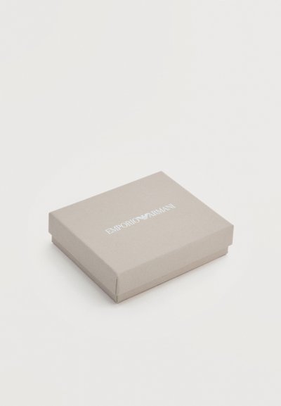 Ορθογώνιο μπεζ κουτί με το λογότυπο της Emporio Armani στο κέντρο του καπακιού, τοποθετημένο σε απλό λευκό φόντο.