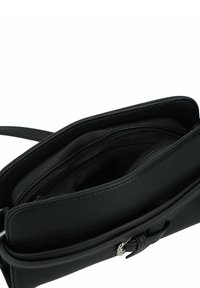 Borsa a tracolla in pelle nera con finitura testurizzata, dotata di un compartimento principale con zip e ulteriori tasche interne per l'organizzazione.