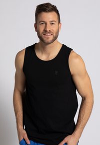 Zwart katoenen tanktop met een ronde halslijn, mouwloos ontwerp en een klein "JP" logo op de borst. Soepele textuur en casual pasvorm.