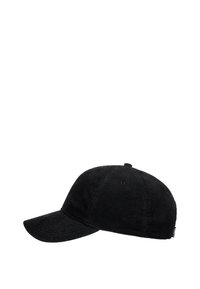 Gorra de béisbol de pana negra con visera curva, diseño de seis paneles y ojales bordados. La etiqueta lateral muestra el logo de la marca.