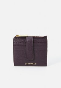 Lila Lederbörse mit strukturierter Oberfläche, ausgestattet mit einem Reißverschlussfach und Kartenfächern. Mit goldenen Hardware-Logodetails.
