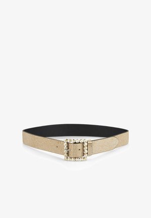 Cinturón de oro tejido con un respaldo negro, que presenta una hebilla cuadrada adornada con rhinestones transparentes y un patrón texturizado en forma de cuadrícula.