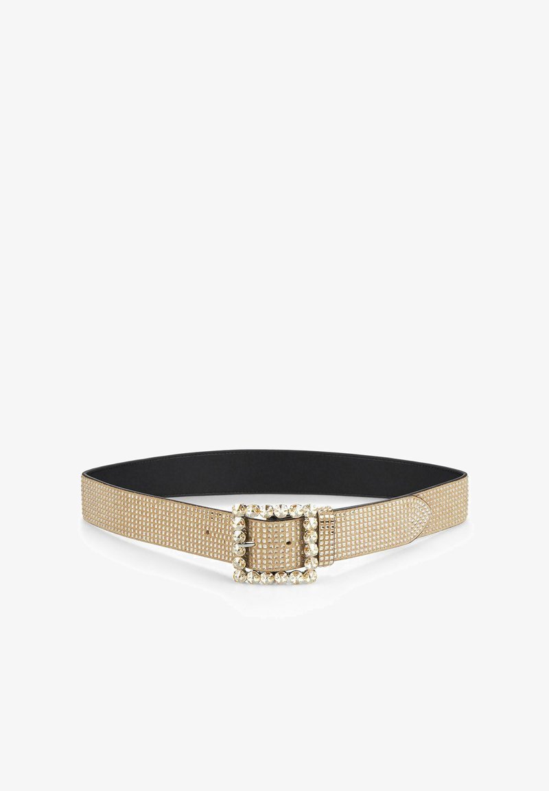 Cinturón de oro tejido con un respaldo negro, que presenta una hebilla cuadrada adornada con rhinestones transparentes y un patrón texturizado en forma de cuadrícula.