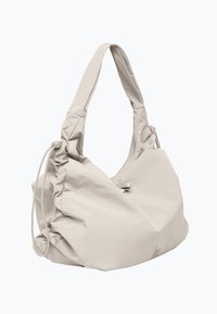 Sac à épaule en nylon beige avec des détails froncés sur les côtés, des cordons de resserrement et une texture lisse ; il possède une seule large sangle pour le transport.