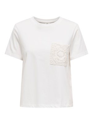 Biela krátky rukáv tričko s okrúhlym výstrihom a textúrovanou háčkovanou štvorcovou vreckom na ľavej strane hrude.