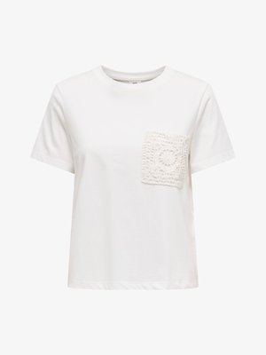 Biela krátky rukáv tričko s okrúhlym výstrihom a textúrovanou háčkovanou štvorcovou vreckom na ľavej strane hrude.