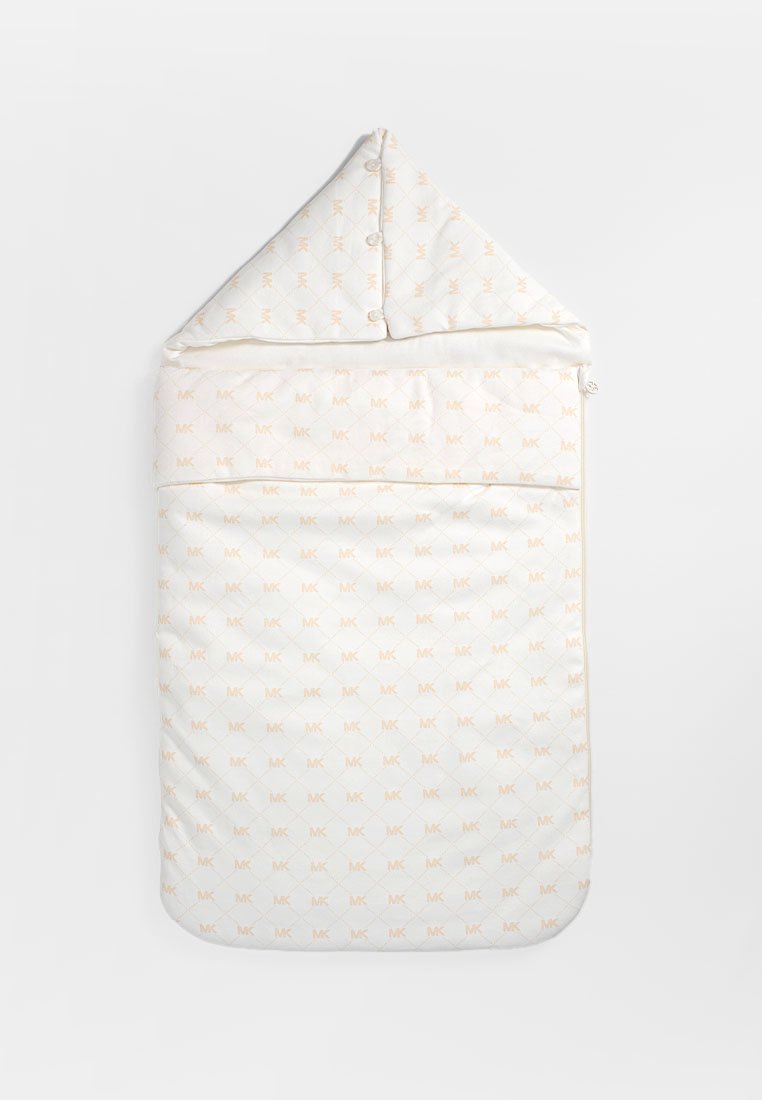 Sac de couchage pour bébé matelassé en crème avec un motif à logo MK sur l'ensemble en pêche doux. Comprend une capuche avec des boutons et une fermeture éclair.