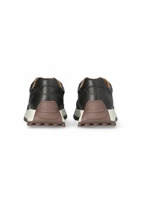 Scarpe in pelle marrone con una finitura liscia, dotate di una suola in gomma marrone texturizzata e di accenti chiari sul tallone e sul midsole.